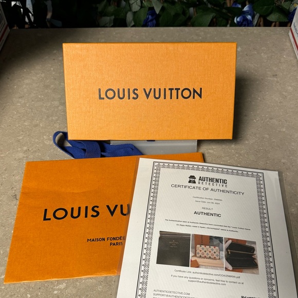GAME-ON!!! Louis Vuitton White Wallet - Picture 2 of 7